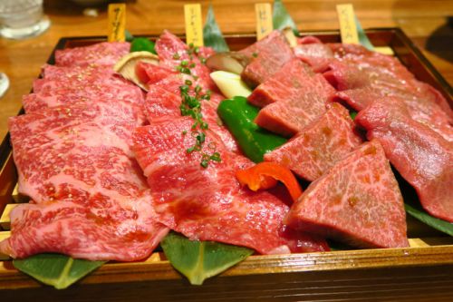 【代官山】とろけるローストビーフはまるで飲み物…!豪華お肉盛り合わせも美味しすぎる焼肉店「焼肉かねこ」