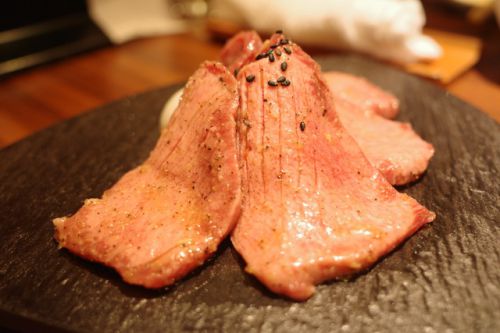 【神楽坂】幻のタンは必食。全室個室で接待にも重宝するラグジュアリーな焼肉「焼肉 しんうち」