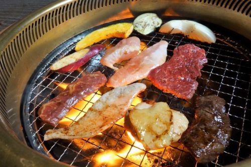『お昼からガッツリ4種類のお肉が楽しめる 焼肉プレートを楽しめる!半個室のテーブル・座敷はファミリーも使い易いお店』炭火彩宴 桜食堂@姫路市網干区