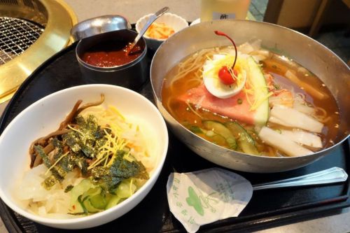 『さっぱり味が爽快な韓国冷麺とビビンバがセットになった冷麺定食を楽しめる!座敷とテーブル席の地元老舗焼肉のお店』よりよい網干店@姫路市網干区